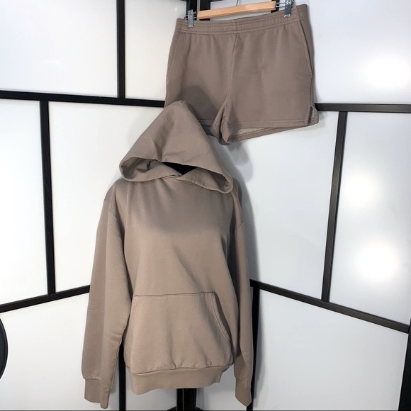 🆕Aritzia The Constant 2-Piece Midway Hoodie & Shorts Set in Rare Taupe - Picture 2 of 14